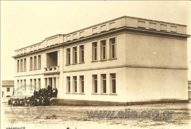 Το 1ο Δημοτικό Σχολείο Καισαριανής, κατασκευάστηκε το 1929 κατόπιν δωρεάς της Έλενας Βενιζέλου.