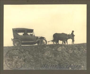 Ζευγολάτης ρυμουλκεί αυτοκίνητο.