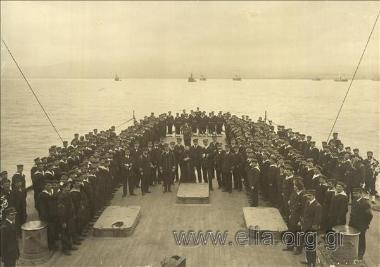 Το πλήρωμα στο  κατάστρωμα του  θωρηκτού Αβέρωφ, στο λιμάνι του Δεδέαγατς, 15 Νοεμβρίου 1912.