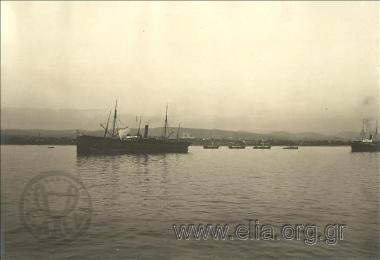 15 Νοεμβρίου. Παραπομπή του βουλγαρικού στρατού από τη Θεσσαλονίκη στην Αλεξανδρούπολη. Φορτηγίδες προσεγγίζουν μεταγωγικό πλοίο προς εκφόρτωση ανδρών.