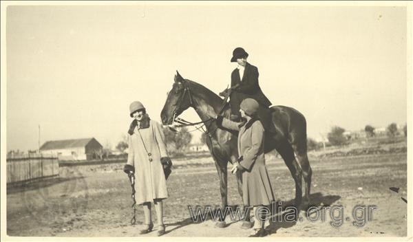 Παρέα γυναικών σε εκδρομή ιππασίας στην περιοχή της Βουλιαγμένης.