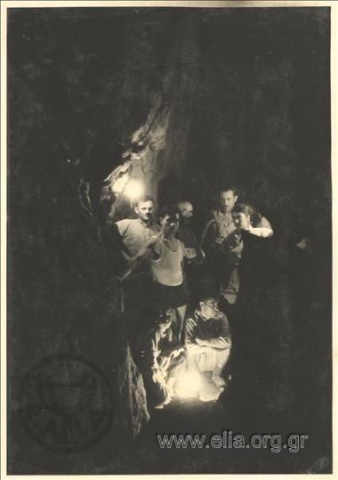 Σπήλαιο Μακρυκάπας, εργάτες.