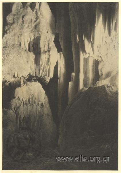 Vrakia Cave, Kalyvia Kouvara