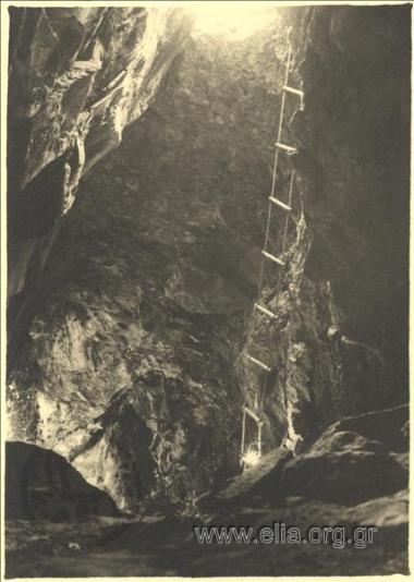 Σπήλαιο Της Νύφης Καλυβίων Κουβαρά.