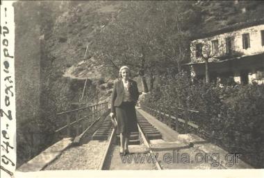 Γυναίκα σε γραμμές τρένου.