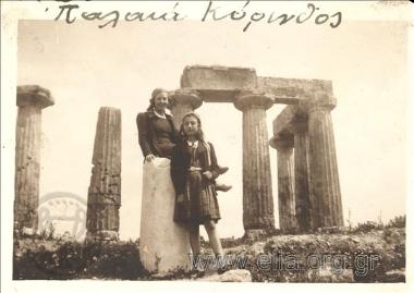 Δύο γυναίκες στο Ναό του Απόλλωνα.