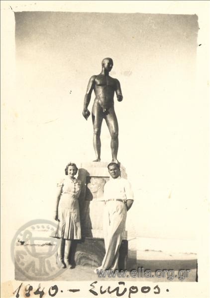 Ζεύγος μπροστά στο άγαλμα του Ρούπερτ Μπρουκ.