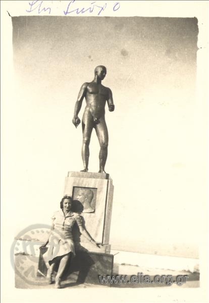 Γυναίκα μπροστά στο άγαλμα του Ρούπερτ Μπρουκ.