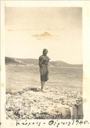 Γυναίκα στην παραλία.