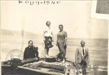 Συντροφιά σε βάρκα δίπλα στη θάλασσα.