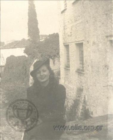 Γυναίκα δίπλα σε εξοχική κατοικία.