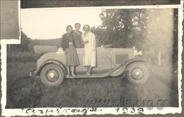 Τρεις γυναίκες σε αμάξι.