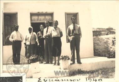 Συκάμινο, συντροφιά έξω από κατοικία.