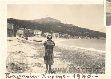 Γυναίκα στην ακτή.