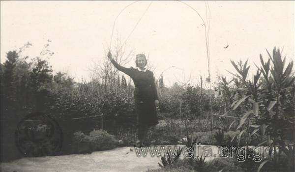 Γυναίκα σε κήπο.