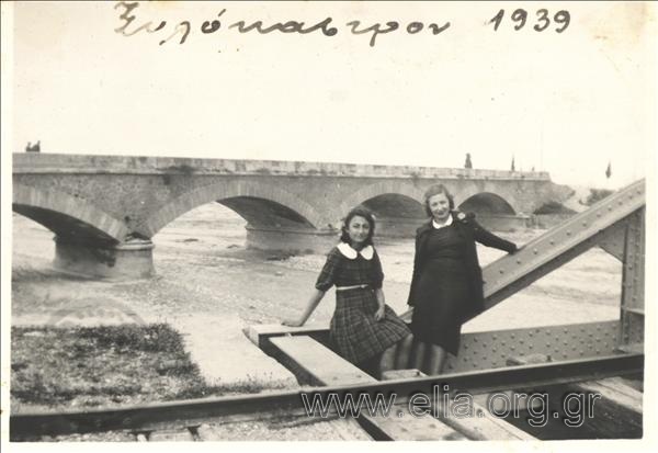 Δύο γυναίκες σε γέφυρα.