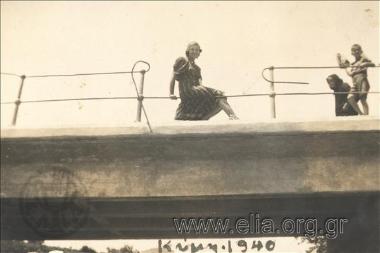 Γυναίκα σε γέφυρα.