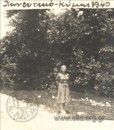 Χωνευτικό, γυναίκα στην εξοχή.