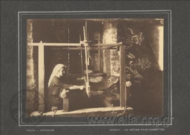 Υφάντρα σε αργαλειό.