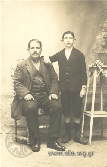 Πορτραίτο του Θράσου Καστανάκη (1901-1967), παιδί, με άνδρα.