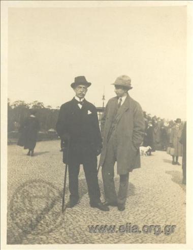 Πορτραίτο του Θράσου Καστανάκη (1901-1967) με τον πατέρα του Αλ. Καστανάκη σε πάρκο.