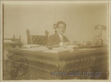Πορτραίτο του Λουκά Καστανάκη, αδερφού του Θράσου Καστανάκη (1901-1967), σε γραφείο.