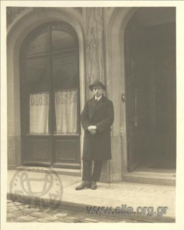 Πορτραίτο του Θράσου Καστανάκη (1901-1967) δίπλα σε δρόμο.