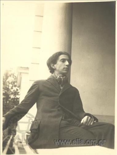 Πορτραίτο του Θράσου Καστανάκη (1901-1967) σε βεράντα.