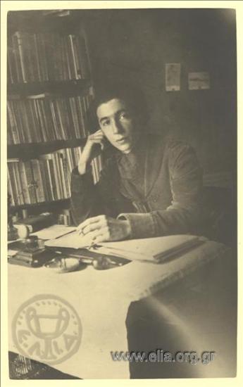 Πορτραίτο του Θράσου Καστανάκη (1901-1967) στο γραφείο του.