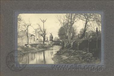 Ποτάμι με γέφυρα.