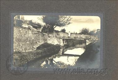 Ποτάμι με γέφυρα.