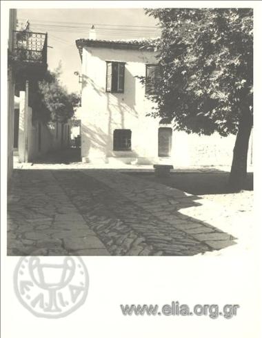 Ψηλά στην πόλη, παραδοσιακό νησιώτικο σπίτι.
