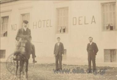 Τρεις άνδρες έξω από ξενοδοχείο.