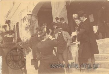 Στην είσοδο οικίας.