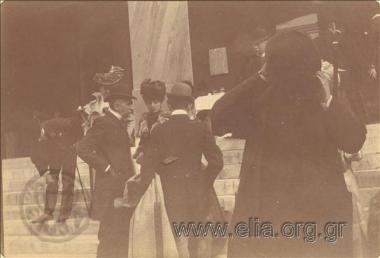 Στην είσοδο οικίας.