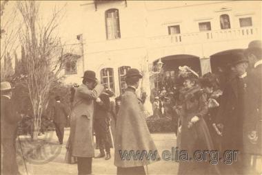 Στην είσοδο οικίας.