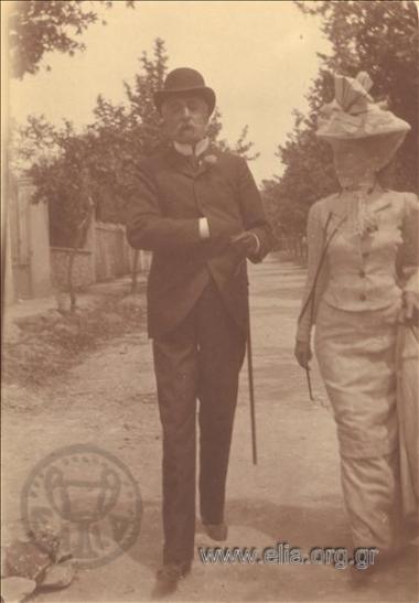 Ζεύγος σε δρόμο.