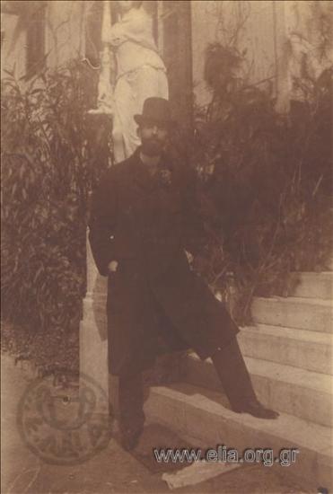 Άνδρας δίπλα σε σκαλοπάτια.