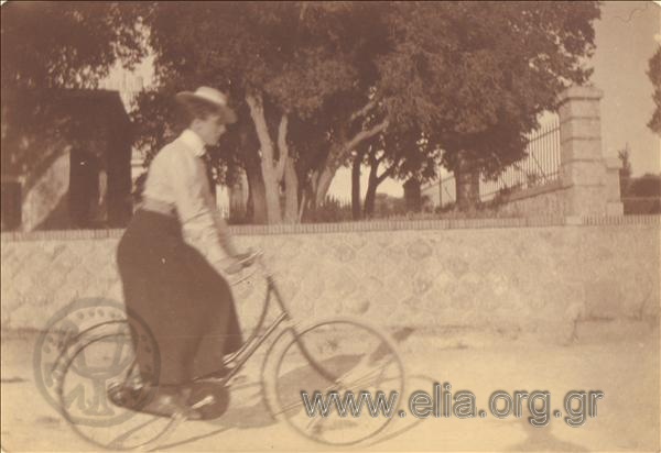 Γυναίκα σε ποδήλατο.