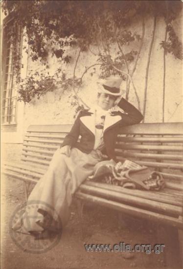 Γυναίκα σε παγκάκι.