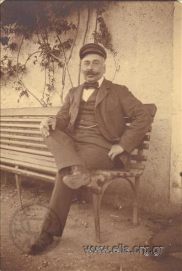 Άνδρας σε παγκάκι.