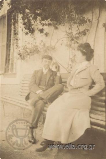 Ζεύγος σε παγκάκι.