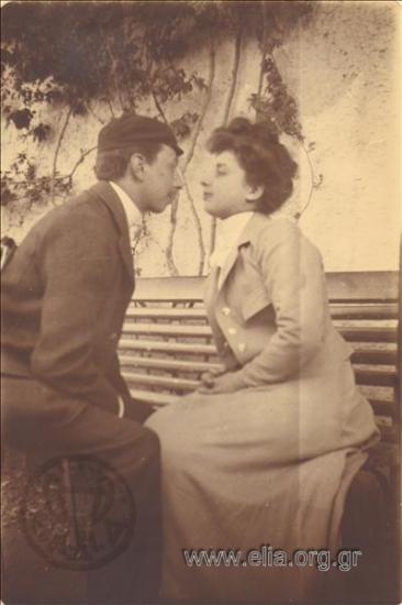 Ζεύγος σε παγκάκι.