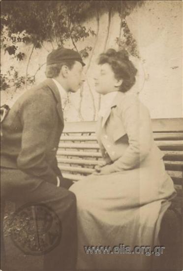 Ζεύγος σε παγκάκι.