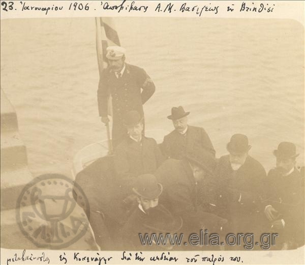 Ο Γεώργιος Α' σε λέμβο, αποβιβάζεται στο λιμάνι.