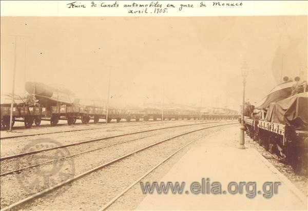 Τραίνο για τη μεταφορά σκαφών στο σιδηροδρομικό σταθμό του Monte Carlo.