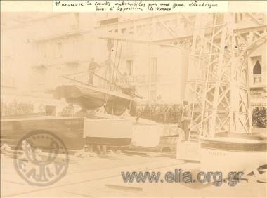 Μεταφορά αυτοκινούμενων σκαφών στο χώρο της έκθεσης με ηλεκτρικό γερανό