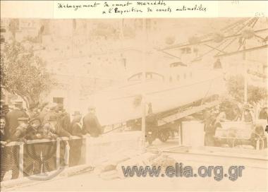 Απόθεση του σκάφους Mercedes στον εκθεσιακό χώρο.