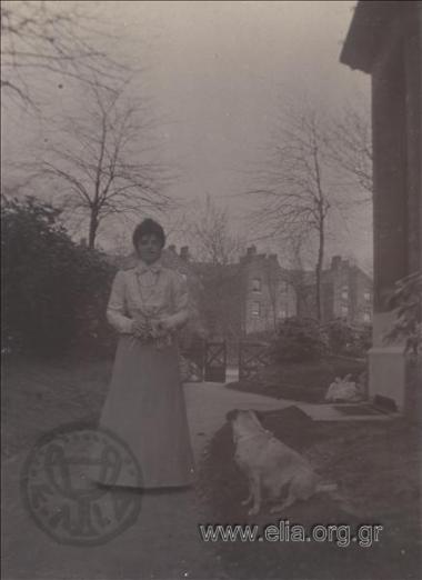 Γυναίκα και σκύλος στον κήπο του Merlewood.