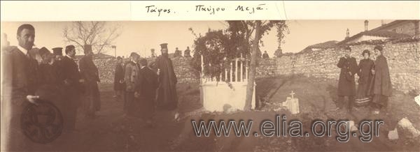 Ιερείς και πολίτες δίπλα στον τάφο του Παύλου Μελά.